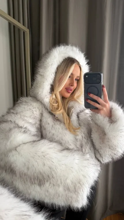 Шуба из эко-меха Белый